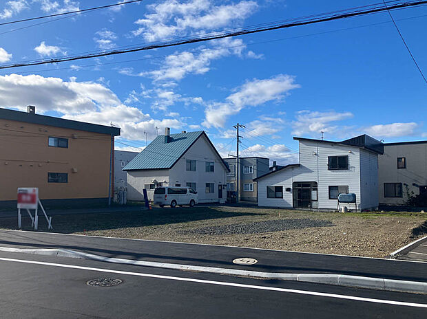 【【現地写真】】南東・南西側が公道に面したうれしい立地の物件です。陽当り・風通し良好、暖かい陽射しを感じられます。
(2025年11月撮影）