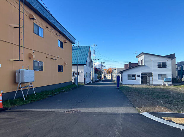 【【現地写真】】徒歩10分圏内には小学校や買物施設、病院などが揃います。子育て世帯にもおすすめの環境です。
(2025年11月撮影）