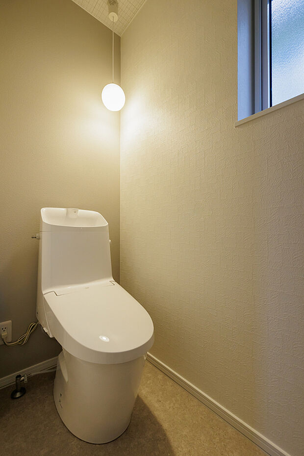 【【トイレ】】窓を設けたことで開放感と採光を確保。いつでも快適で気持ちよく過ごせるプライベート空間です。
（2025年12月撮影）