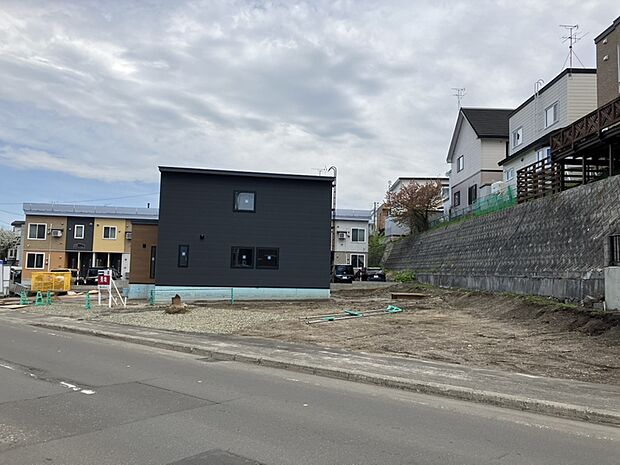 【【現地写真】】間口も広く開放感がございます。広い土地を活かして、ご家族に合った間取りの夢のマイホームをぜひご実現ください。
(2026年5月撮影)