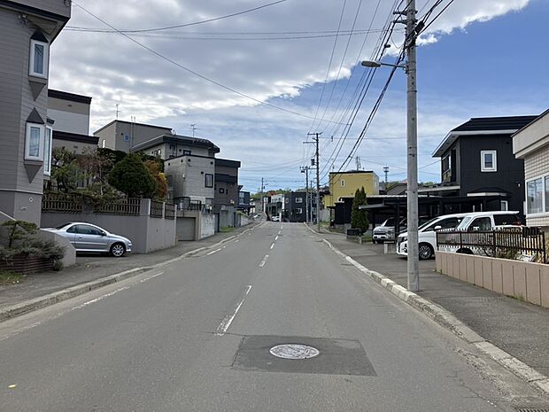 【【現地写真】】最寄りバス停「西岡2条14丁目」停まで徒歩約2分。バスアクセスが良くお出掛けのしやすい立地です。
(2026年5月撮影)