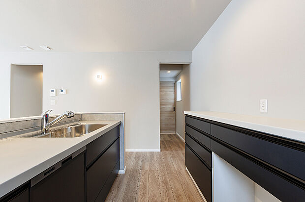 【【キッチン】】ブラックの扉が映える、凛とした美しさを持つキッチン。気分が上がるスタイリッシュなデザインと、家事がはかどる機能性で毎日の料理時間も楽しい時間に。（2026年1月撮影）