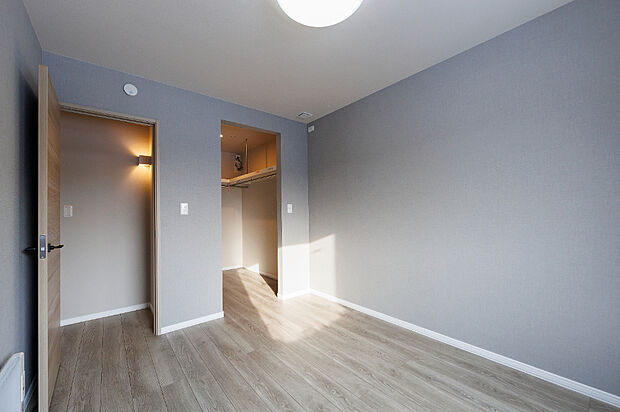 【【主寝室】】グレーの壁がやさしく包み込む寝室は、心からリラックスできる落ち着いた空間。余計な光や刺激を抑え、ゆったりとした時間が流れる癒しの場所。毎日の眠りが充実します。（2026年1月撮影）