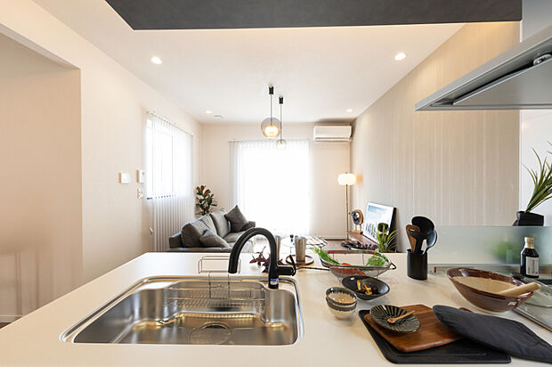 【【キッチン】】シンプルで洗練されたモダンスタイルの対面キッチン。食洗機完備で後片付けもスムーズです。家事動線に優れ、毎日のお料理を快適に楽しめる空間です。(2026年1月撮影)