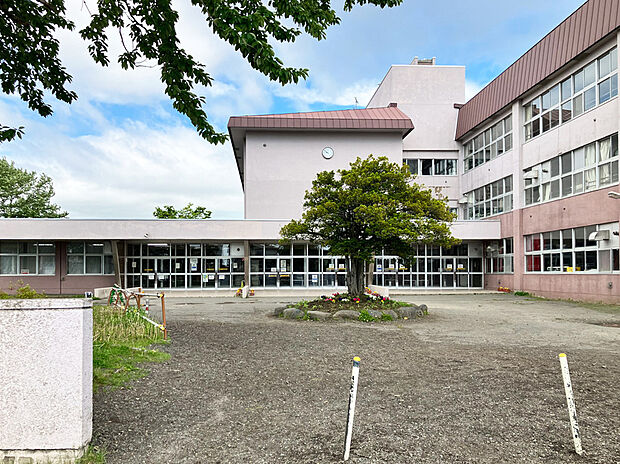 愛国小学校（約1,200m）
