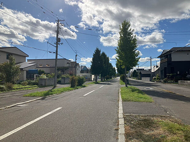 【【現地写真】】見通しの良い広い道路に面し陽当り良好、開放感がございます。きれいな前面道路は、お住まいの見栄えも良くしてくれますね。
(2025年10月撮影)