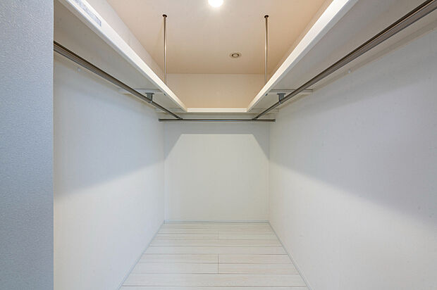 【【A棟 ウォークインクローゼット 】】枕棚とステンパイプを備え、お洋服や小物をすっきり収納。季節ごとの衣類も整理しやすく、家族全員の荷物をまとめて管理できるため、身支度もスムーズです。(2026年3月撮影)