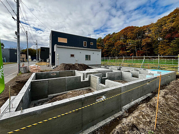 【【現地写真】】食洗機や豊富な収納など、生活をサポートする設備も整っております。2026年1月完成予定。完成するのが楽しみですね。
(2025年11月撮影）