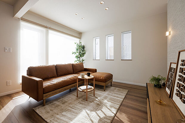 【【リビング】】窓から注ぐやわらかな光が、リビングを明るく開放的に演出。時間帯によって表情を変える明るさが、空間全体をやさしく包み込み、家族が自然と集まる心地よい場所になります。（2026年1月撮影）