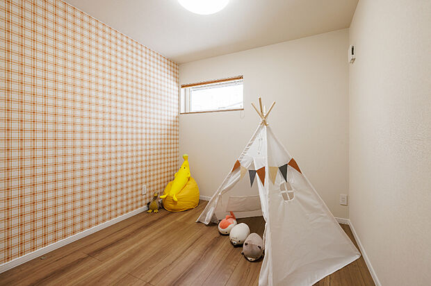 【【洋室B】】アクセントウォールがかわいらしい4.5帖の洋室。高窓からやさしい光が差し込み、明るく心地よい空間に。趣味部屋や子供部屋など、幅広く使えます。（2026年1月撮影）