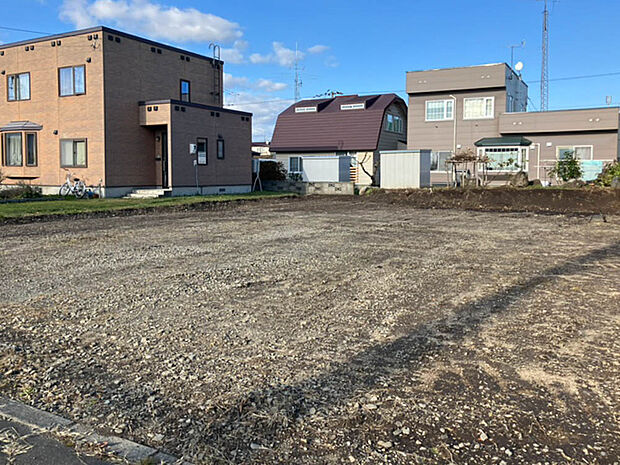 【【現地写真】】現在更地となっておりますので、解体費用が抑えられ、引き渡し後はスムーズに建築を進められます。即お引渡しが可能です。
(2025年11月撮影）