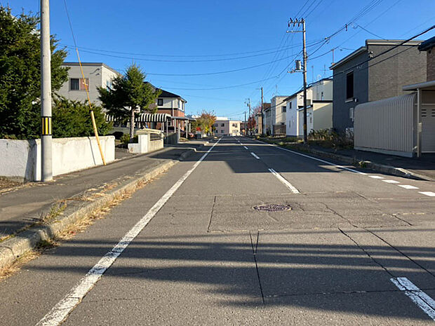 【【現地写真】】幅員が広くお車の出し入れがしやすい道路。歩道もあり、小さなお子様のいらっしゃるファミリーにも嬉しいですね。
(2025年11月撮影）