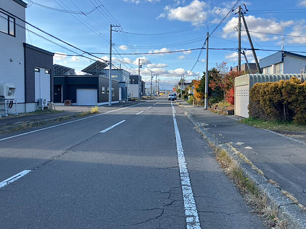 【【現地写真】】どこまでも続いていそうな道路。広大な大地と空の北海道らしい風景が魅力です。周辺施設も整っており暮らしやすい環境です。
(2025年11月撮影）