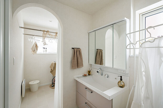 【【(17)ユーティリティ】】ゆとりのある洗面スペース。隣には家事がはかどるランドリースペースを設計。毎日の暮らしが自然にスムーズになり、快適で心地よい空間に仕上げました。
(2026年1月撮影)