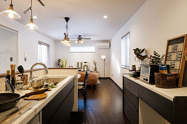 【【(18)キッチン】】黒を基調としたスタイリッシュなキッチン。空間全体を引き締め、暮らしに上質さをプラスします。耐久性に優れた人工大理石トップを採用し、汚れに強くお手入れもラク。(2026年1月撮影)