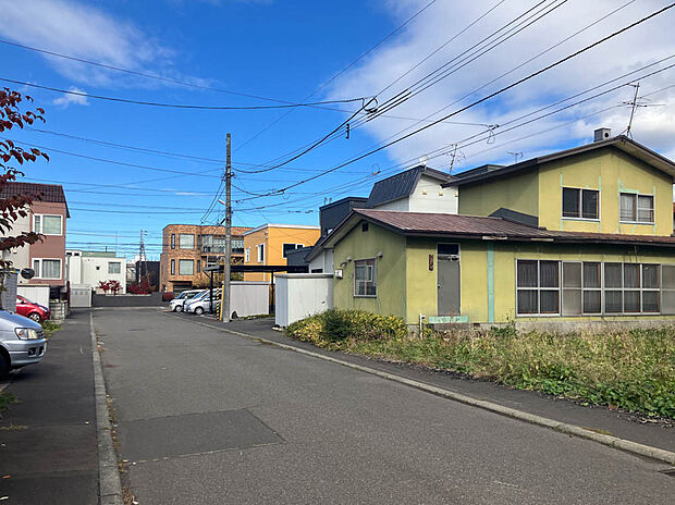 【【現地写真】】幅員約8mの西側道路に面し陽当り良好、開放感がございます。比較的車通りも少なく静かにお過ごしいただけます。
（2025年11月撮影）