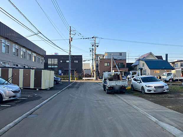 【【現地写真】】幅員8mの公道に面し、お車でのすれ違いや駐車もスムーズにできます。見通しの良い道路は安全性、防犯性も高まります。
（2025年11月撮影）