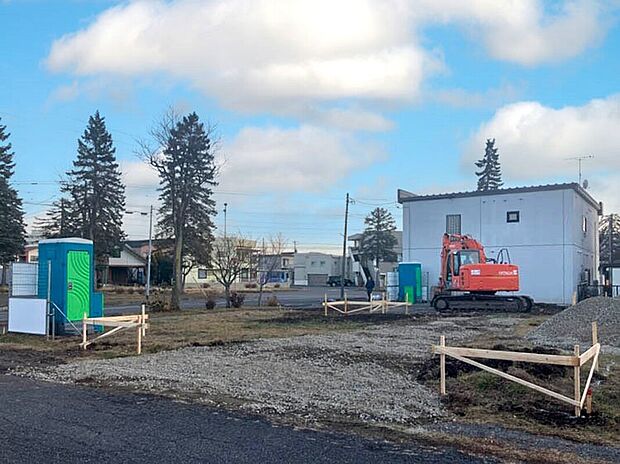 【【現地写真】】「花園小学校」まで徒歩約7分とお子様の通学しやす立地。徒歩圏内に商業施設も揃い、日々のお買い物にも困りません。
（2025年12月撮影）