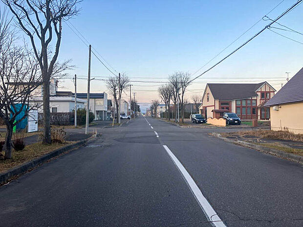 【【現地写真】】広い道路に面し開放感がございます。歩道もあり、小さなお子様との外出や、ペットとのお散歩にも心強い立地です。
（2025年12月撮影）