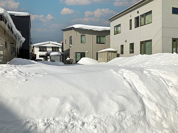 【【現地写真】】最寄り駅は東豊線「新道東」駅。徒歩約3分には「伏古10条3丁目」バス停もあり、バスアクセスも良好です。
(2026年2月撮影）