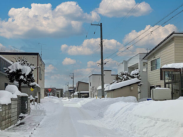 【【現地写真】】周辺は落ち着いた住宅街となっております。比較的車通りも少なく静かにお過ごしいただけます。
(2026年2月撮影）