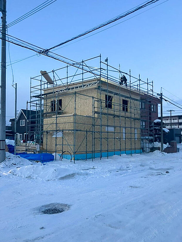 【【1号棟 現地写真】】角地に位置し風通し良好、開放感がございます。幅員8m以上の公道に面し、お車の出し入れもスムーズにできますね。
（2026年3月撮影）