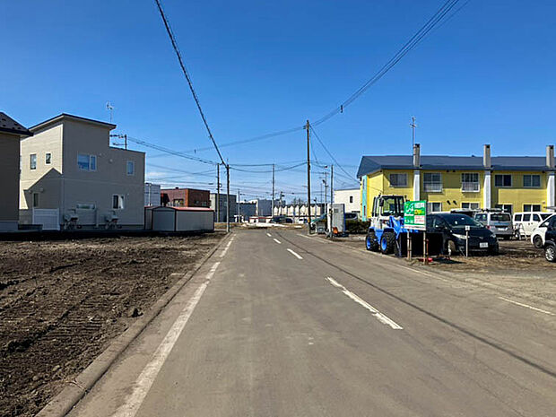【【現地写真】】幅員約6mのゆとりある道路に面しています。きれいに舗装された前面道路は、お住まいの見栄えも良くしてくれますね。
(2026年4月撮影）