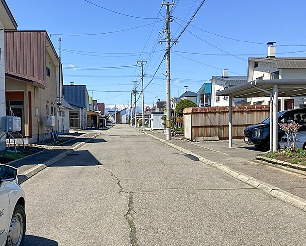 【【現地写真】】幅員約8.5mの見通しの良い道路に面しております。お車でのすれ違いや駐車もラクラクですね。
(2026年5月撮影)