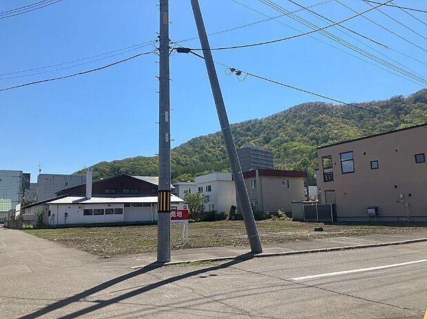 【【現地写真】】市電「中央図書館前」駅、「石山通」駅まで徒歩約9分とアクセス良好。通勤通学、お出掛けに便利な立地です。
(2026年5月撮影)