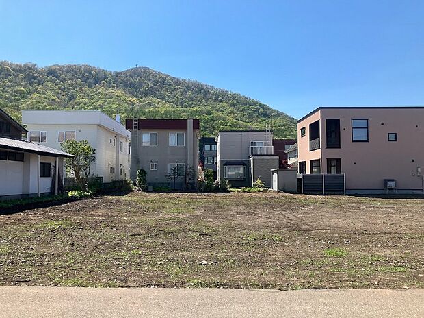 【【現地写真】】主寝室は広々約8帖!全居室約6帖以上のゆとりある間取り設計で、家族みんなが快適に過ごすことができます。
(2026年5月撮影)