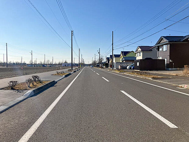 【【現地写真】】キレイに舗装された公道に面しています。幅員も約18mと広く、陽当りや風通しも期待できます。
(2026年6月撮影)