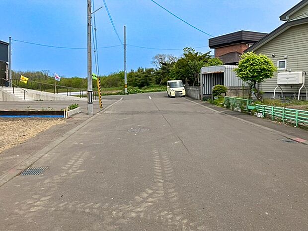 【【現地写真】】南東側が公道に面したうれしい立地の物件です。幅員は約8ｍと広く、お車でのすれ違いや駐車も楽々スムーズです。
(2026年5月撮影）