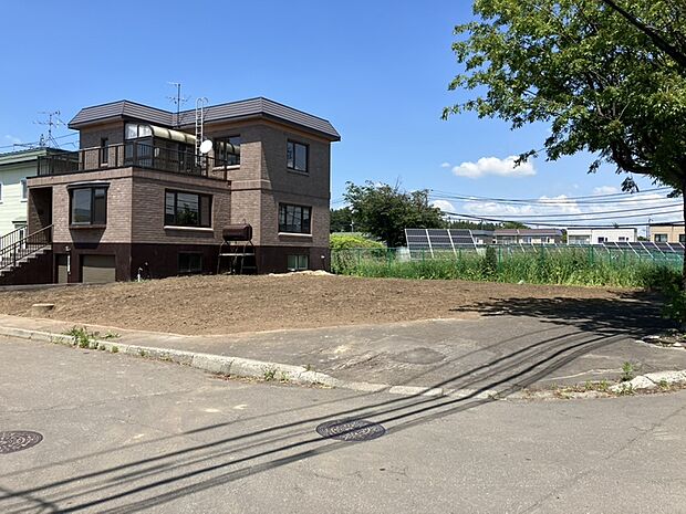 【【現地写真】】周囲は落ち着いた雰囲気の住宅地です。緑豊かでのびのび公園が近く、子育て世帯にも嬉しい物件です。
（2026年6月撮影）