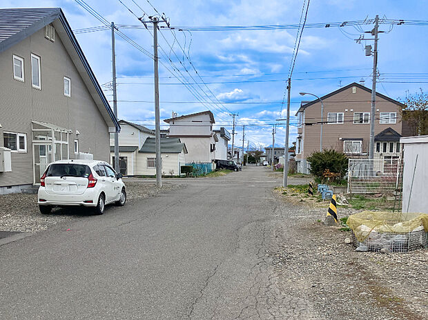【【現地写真】】徒歩圏内には教育機関や買物施設などの生活利便施設が点在。周辺環境や暮らしやすさも含めて、ぜひ現地でご確認ください。
（2026年6月撮影）