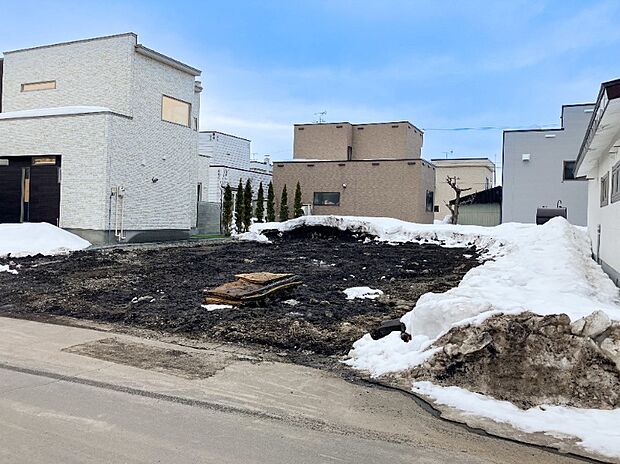 【【現地写真】】静かで落ち着きのある第一種低層住居専用地域。高い建物が少なく、開放感を感じられる住環境となっております。
（2026年6月撮影）