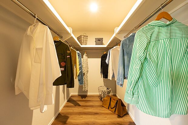 【【ウォークインクローゼット】】服選びが楽しくなる3帖の広々ウォークインクローゼット。かさばるコート類や家族の荷物を一箇所に集約でき、中でスムーズに身支度が整う、暮らしの快適さを高める機能的な空間です。(2026年9月撮影)