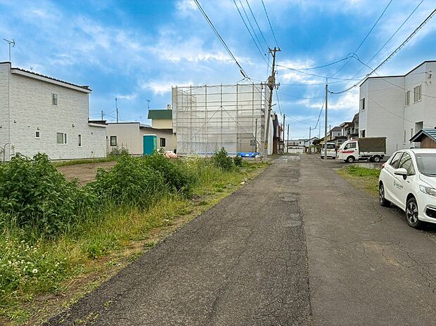 【【現地写真 東から西】】徒歩圏内に教育機関や買物施設が揃う、利便性の高い立地。ぜひ周辺環境と合わせて現地をご覧ください。
（2026年7月撮影）