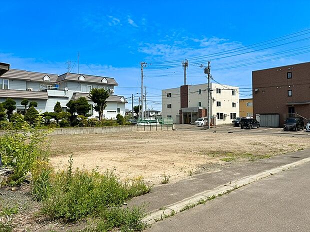 【【現地写真】】現在更地のため、解体費用が抑えられ、引き渡し後はスムーズな着工が可能です。即お引渡しも可能です。
（2026年7月撮影）