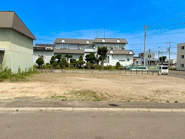 【【現地写真】】周辺は高い建物が少ない落ち着いた住宅街となっております。住環境が良く、子育て世帯にもおすすめです。
（2026年7月撮影）