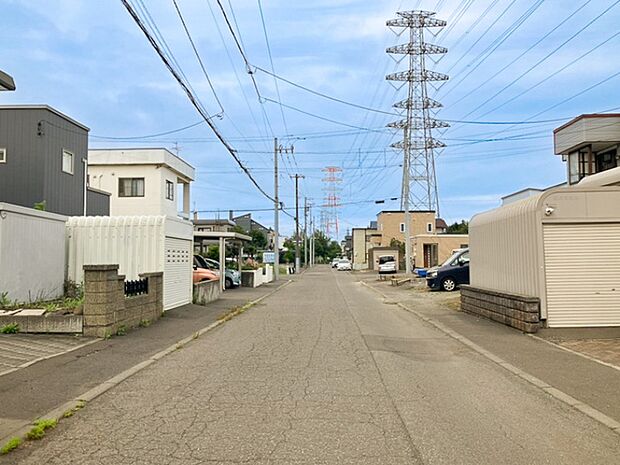 【【現地写真】】幅員約8mの広い公道に面し陽当りや風通しも期待できます。お車でのすれ違いや駐車もスムーズにできそうですね。
(2026年7月撮影)