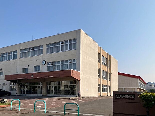 八軒東中学校(約340m)