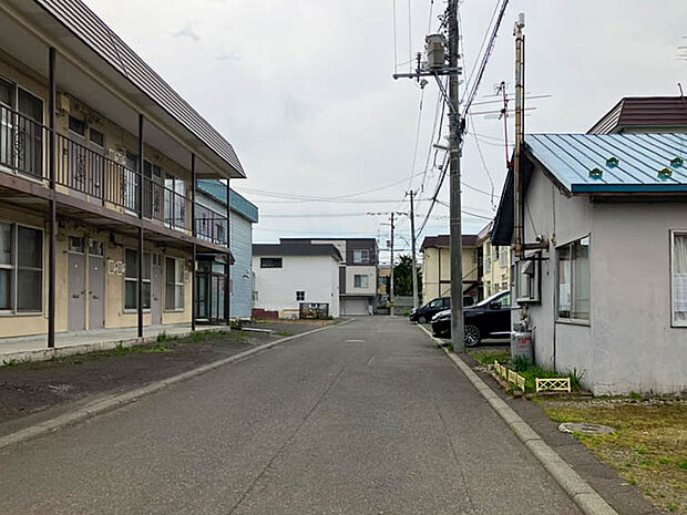 【【現地写真】】約6mの広い道路に面しながら、車通りが少なく、お子様ものびのび過ごせる住環境。毎日の外出もスムーズですね。
(2026年8月撮