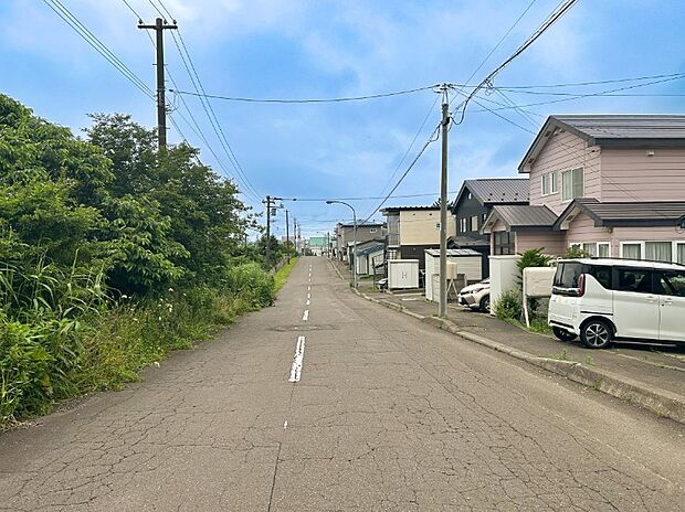 【【現地写真】】幅員約11mの広い前面道路で開放感がございます。見通しも良く、お車の出し入れもスムーズ。毎日のお出掛けも快適です。
(2026年8月撮影)