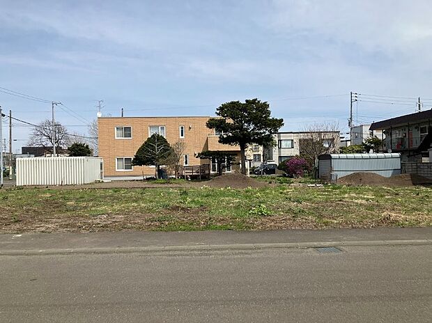 【【現地写真】】現在更地のため、土地の広さや陽当たり、前面道路などを実際にご確認いただけます。建築後の暮らしをイメージしながら、現地をご見学いただけます。
（2026年8月撮影）