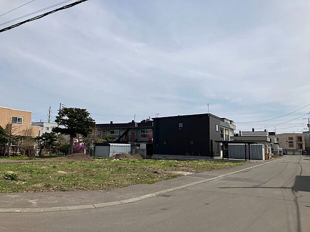 【【現地写真】】「菊水小学校」まで徒歩約10分と、お子様の通学にも嬉しい立地です。商業施設や公園も身近にあり、のびのびと子育てを楽しめる住環境です。
（2026年8月撮影）