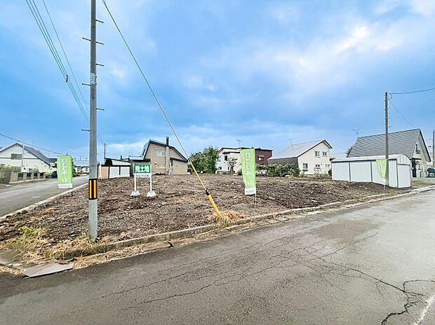 【【現地写真 北東側右向き】】角地を含む開放感のある立地。陽当たりや風通しにも恵まれた、心地よいお住まいが期待できますね。
(2026年8月撮影)