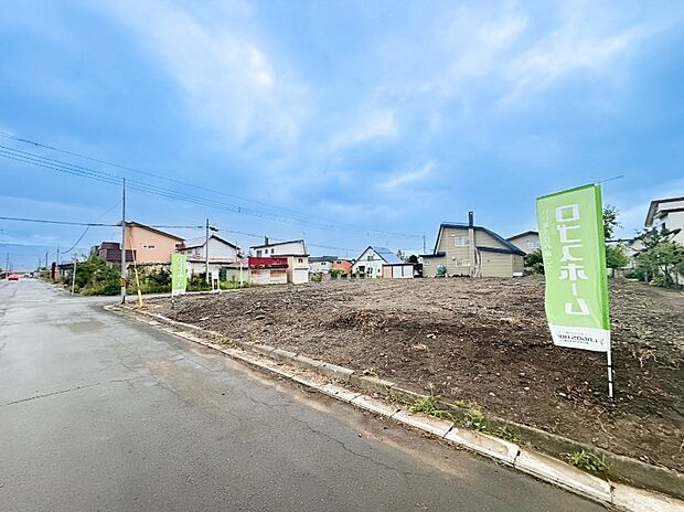 【【現地写真 北東側左向き】】JR「富良野」駅まで徒歩約20分の立地です。お車でのお出掛けもしやすく、通勤・通学や日々のお買い物にも便利な住環境です。
(2026年8月撮影)