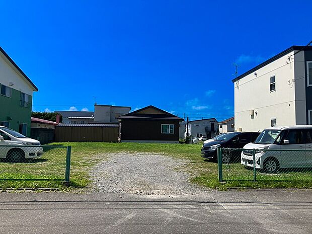 【【現地写真 正面】】更地でのお渡しですので、解体費用が抑えられ、引き渡し後はスムーズに建築を進められます。土地の広さや建設後もイメージをすぐに確認できます。
(2026年8月撮影)