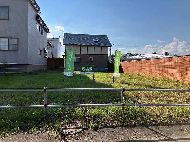 【【現地写真】】現在更地となっており、建物のイメージを描きやすく、計画も進めやすいのも魅力。即お引渡しも可能です。
（2026年10月撮影）