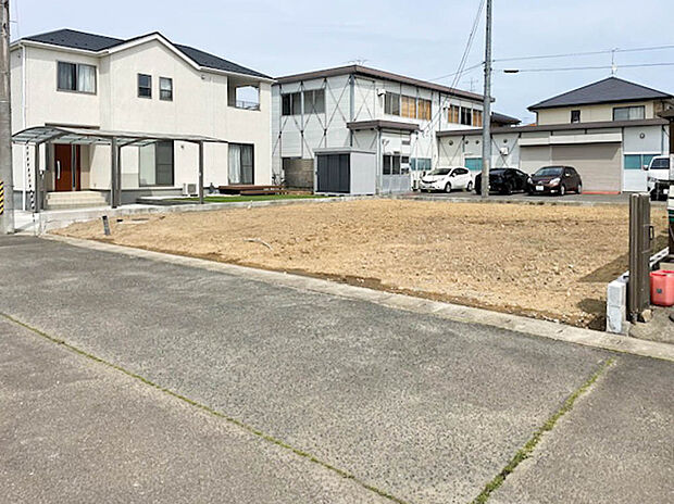 【現地写真】
幅員約6mの公道に面しお車でのすれ違いや駐車もラクラク。前面道路が整っているとお住まいの見栄えも良くなります。
(2025年5月撮影)